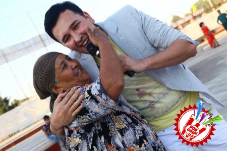 Халқ нима учун уни севади? Талантми ёки омадми? Ўзбекистонда хизмат кўрсатган артист Сардор Раҳимхоннинг Наманган вилояти бўйлаб гастроль сафаридан бугунги тафсилотлар.