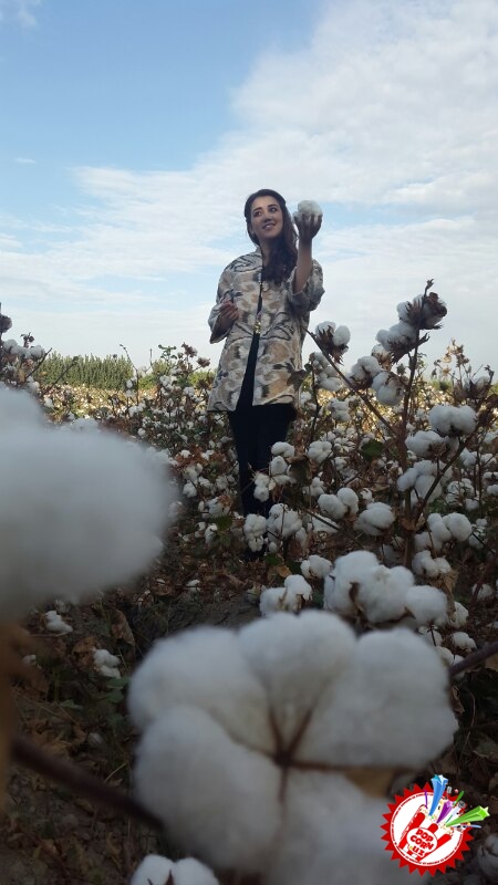 Алишер Рузметов ва Дилсўз пахтазорда хизмат килаётган мехнаткашлар билан бирга