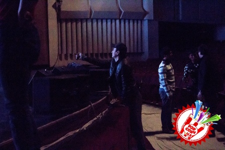 Эртага концерт дейдиган кун...хонанда тунгга қадар репетиция жараёнларини тўхтатмади