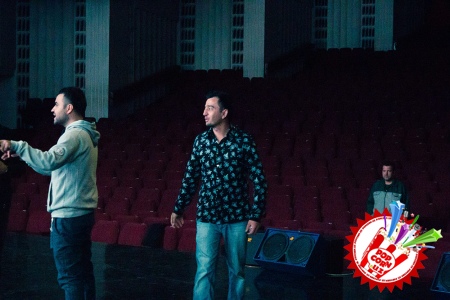 Эртага концерт дейдиган кун...хонанда тунгга қадар репетиция жараёнларини тўхтатмади