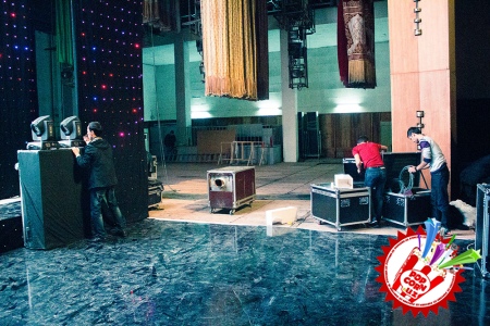 Эртага концерт дейдиган кун...хонанда тунгга қадар репетиция жараёнларини тўхтатмади