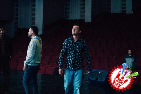 Эртага концерт дейдиган кун...хонанда тунгга қадар репетиция жараёнларини тўхтатмади